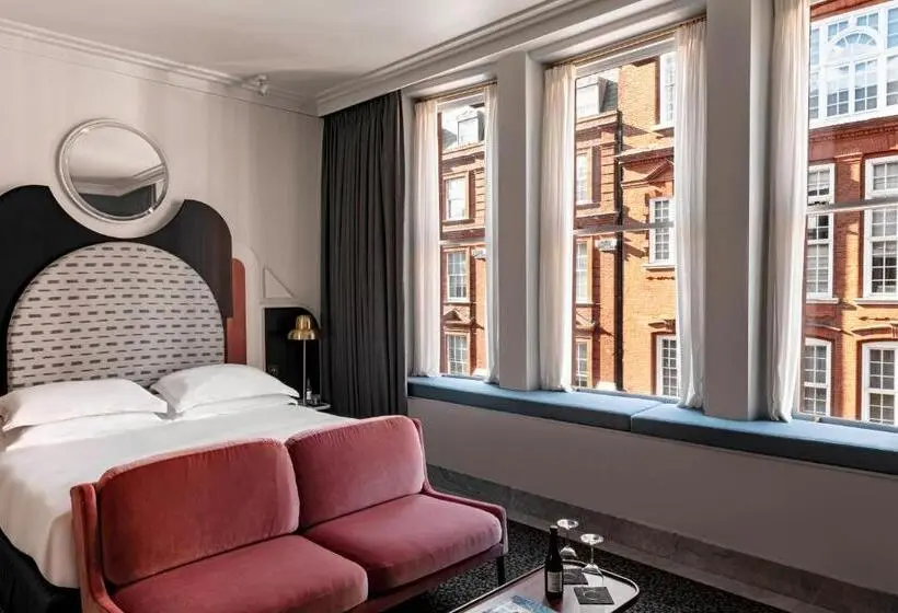 Deluxe Room, Henrietta Experimental