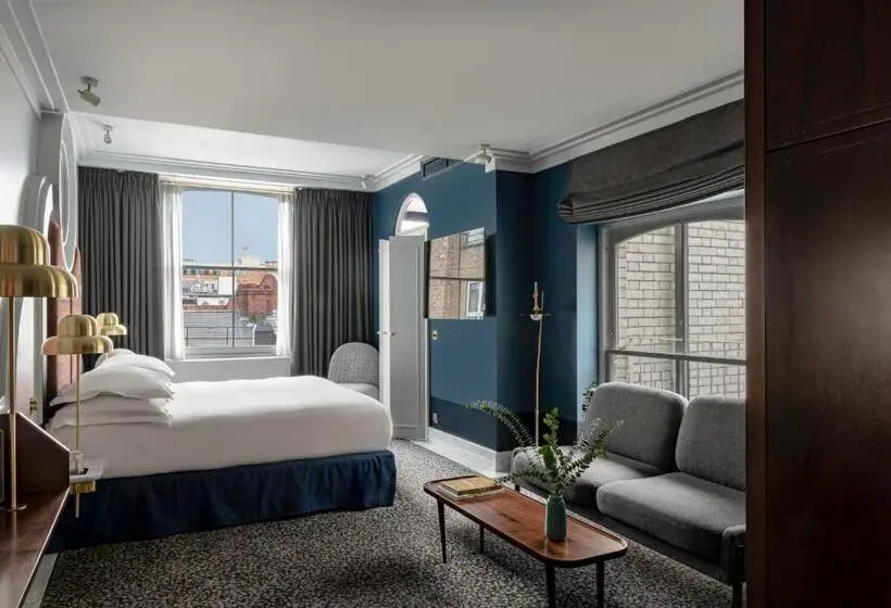 Deluxe Room, Henrietta Experimental