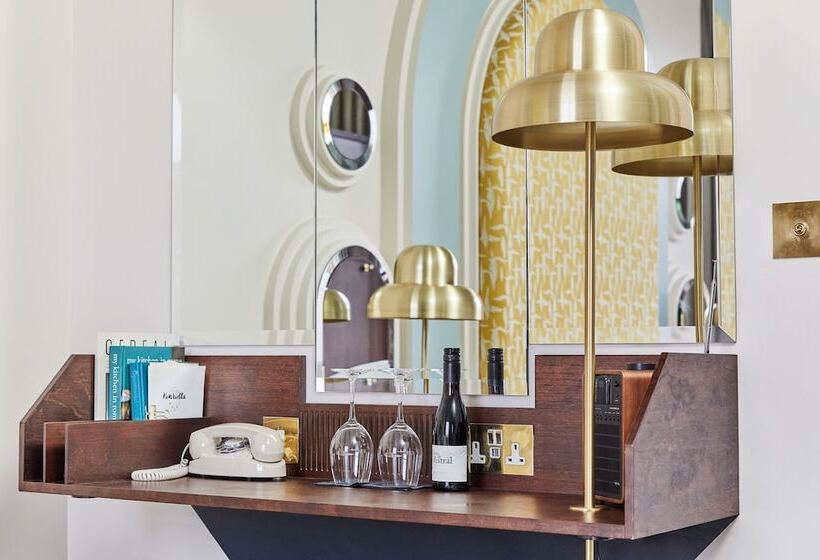 スーペリアールーム, Henrietta Experimental