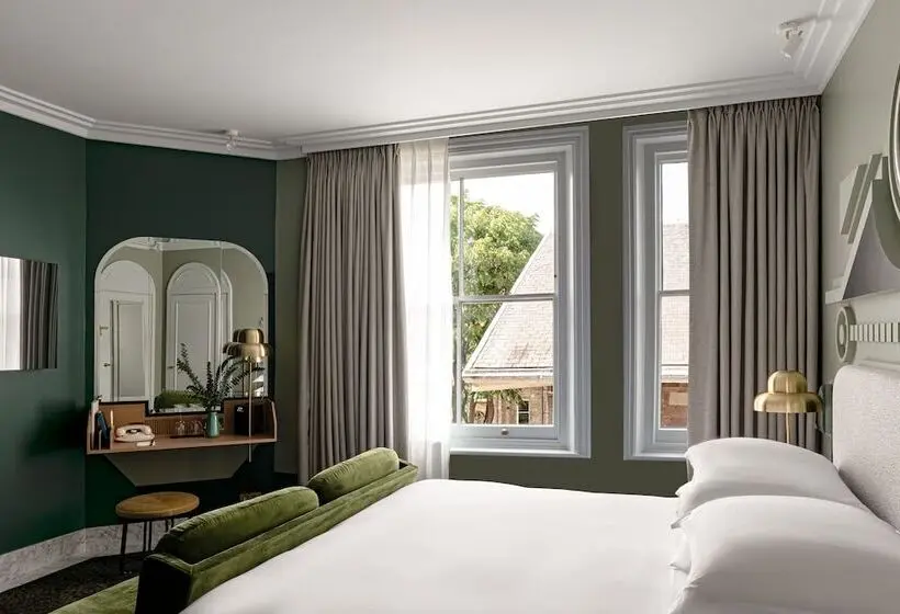Deluxe Room, Henrietta Experimental