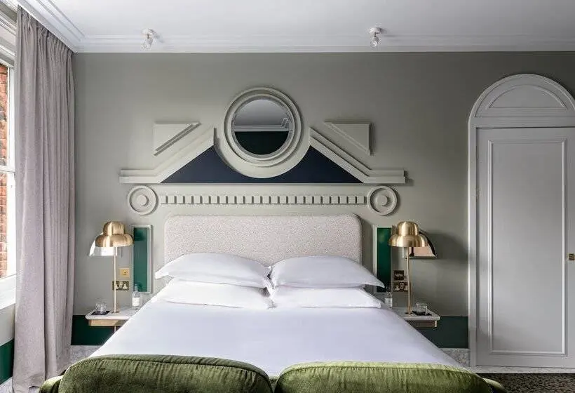 Deluxe Room, Henrietta Experimental