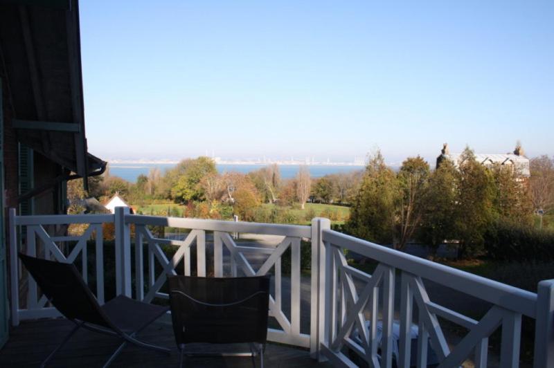 带阳台的三人标准间, La Villa Des Rosiers