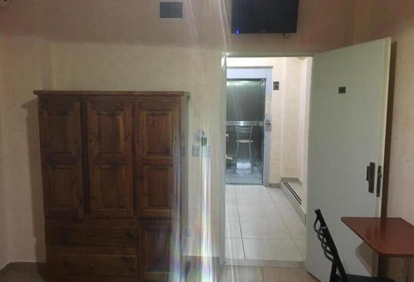 اتاق استاندارد سه نفره, El Porteno