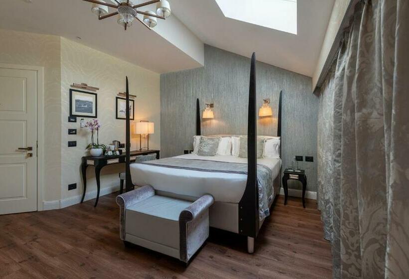 Camera Economy, Palazzo Veneziano   Venice Collection