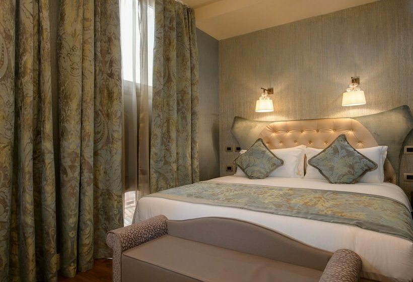 Camera Economy, Palazzo Veneziano   Venice Collection