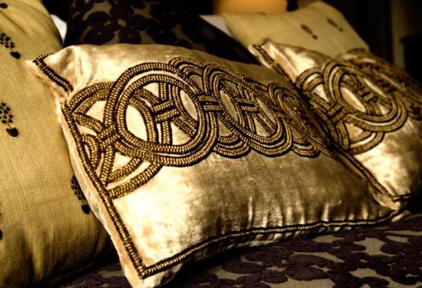 غرفة قياسية, The Queens Head