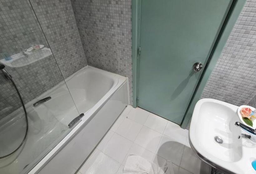 标准单人间, Khella