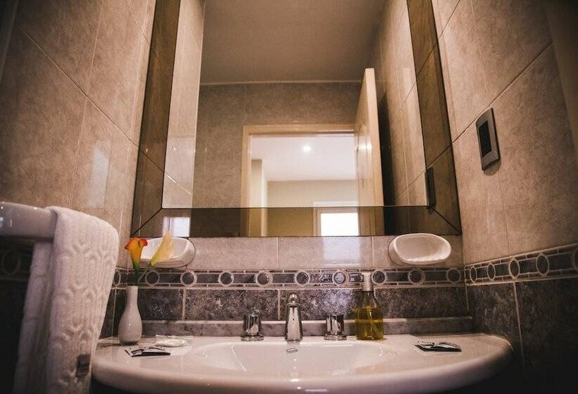 חדר סטנדרט לשלושה, San Rafael Group