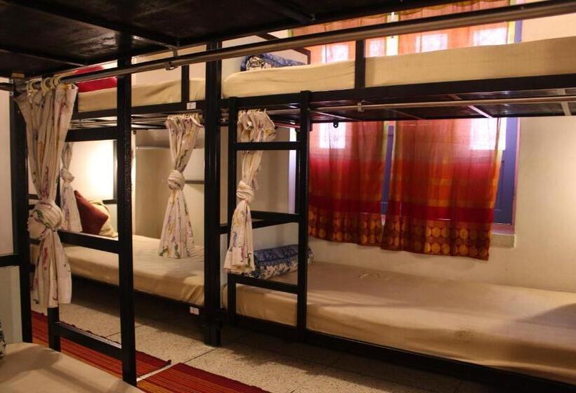 Säng i Delat Rum, Moustache Jodhpur