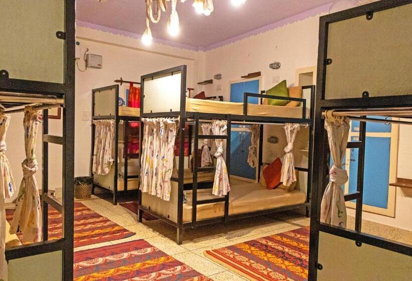 Säng i Delat Rum, Moustache Jodhpur