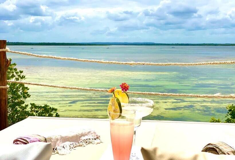 بانگلوی استاندارد با چشمانداز دریا, Rock And Sea Resort