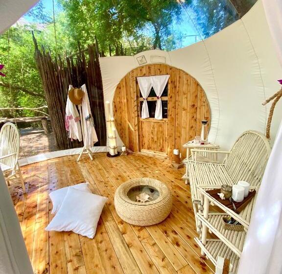 چادر با خدمات رفاهی استاندارد, Rock And Sea Resort