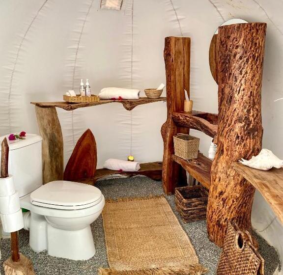 چادر با خدمات رفاهی استاندارد, Rock And Sea Resort