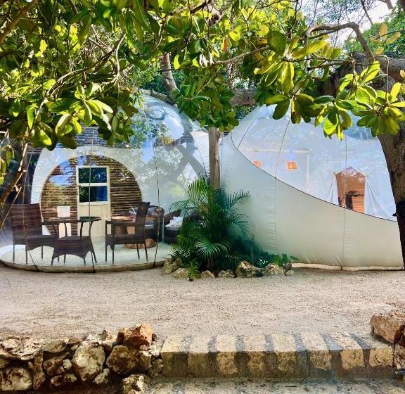 چادر با خدمات رفاهی استاندارد, Rock And Sea Resort