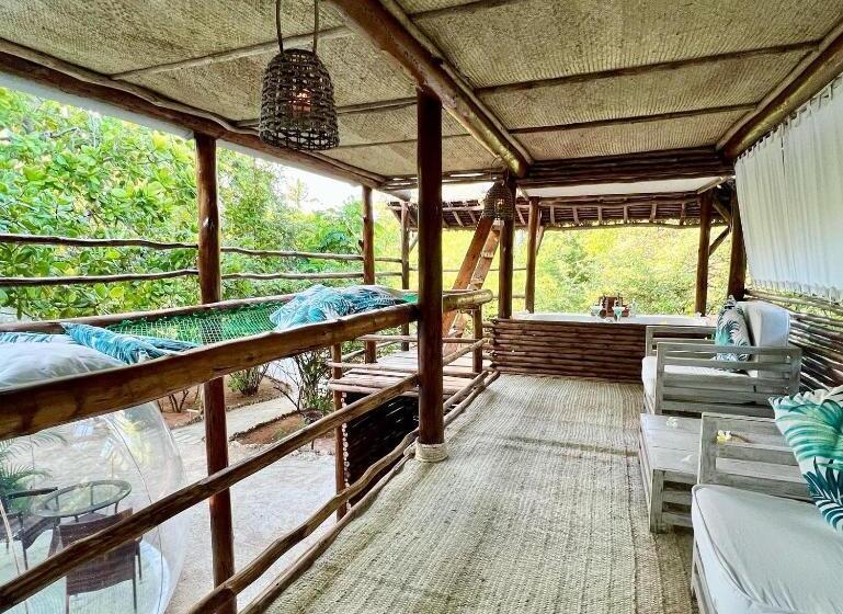 چادر با خدمات رفاهی استاندارد, Rock And Sea Resort