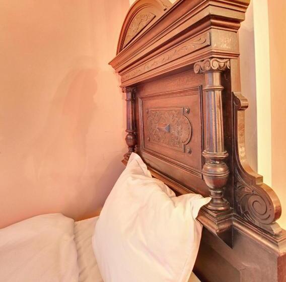 디럭스 트리플 룸, Evmolpia