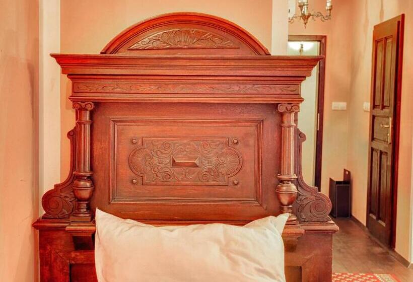 디럭스 트리플 룸, Evmolpia