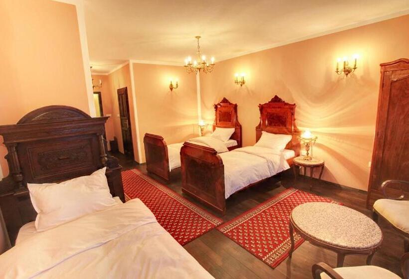 디럭스 트리플 룸, Evmolpia