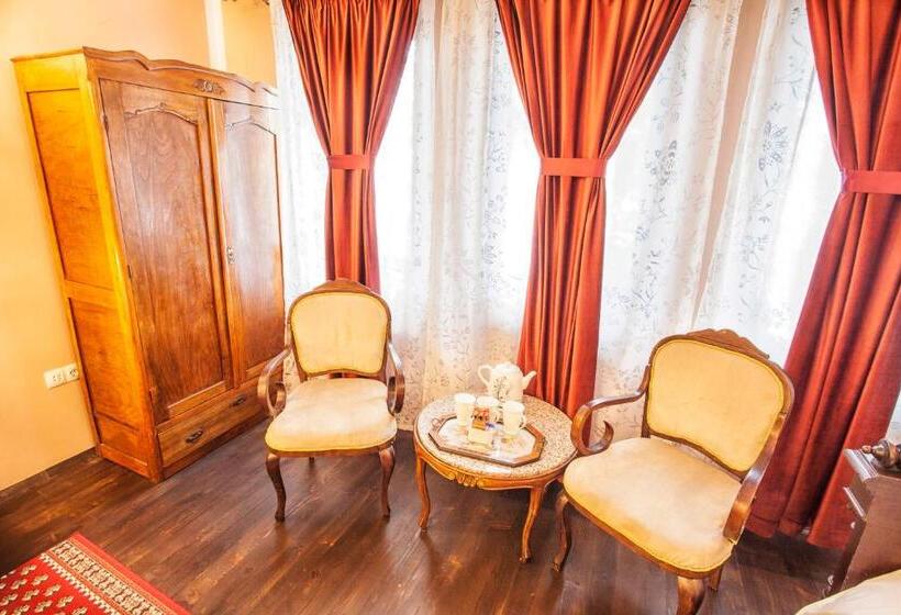 디럭스 트리플 룸, Evmolpia