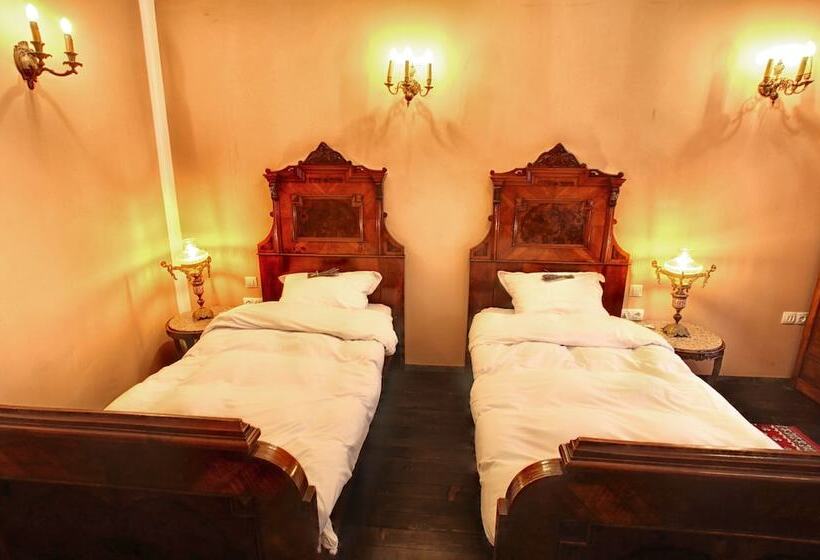 디럭스 트리플 룸, Evmolpia