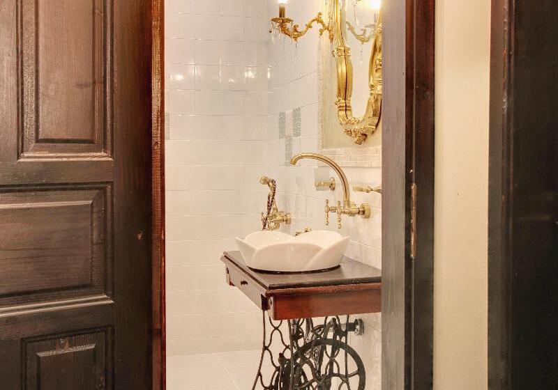 디럭스 트리플 룸, Evmolpia