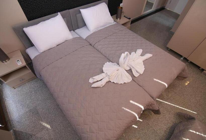 اتاق استاندارد سه نفره, Korzo