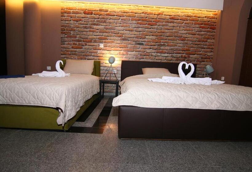 اتاق استاندارد سه نفره, Korzo