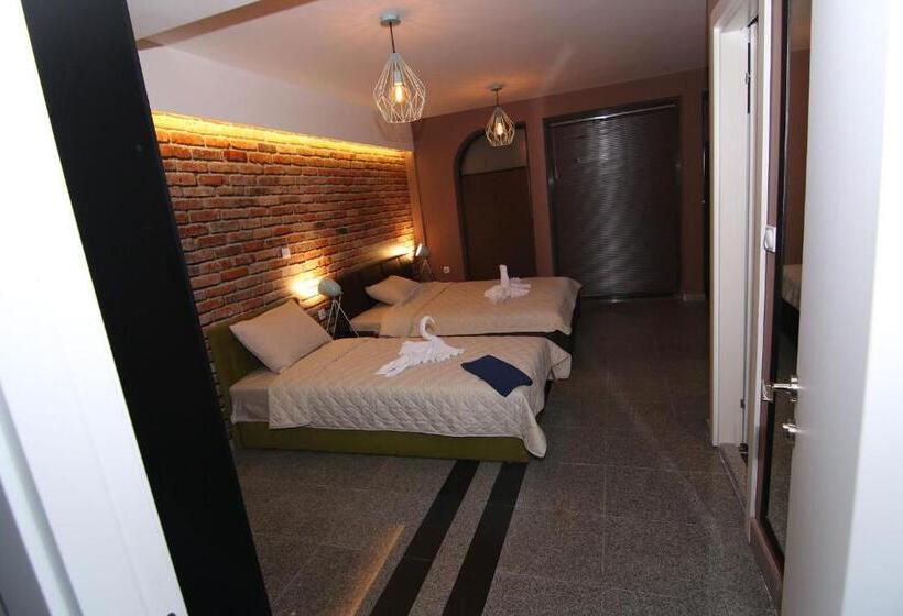 اتاق استاندارد سه نفره, Korzo