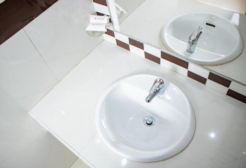 اتاق لوکس خانوادگی, Nilas