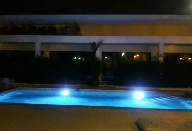 デラックスルーム, Lotus Bleu Resort & Restaurant