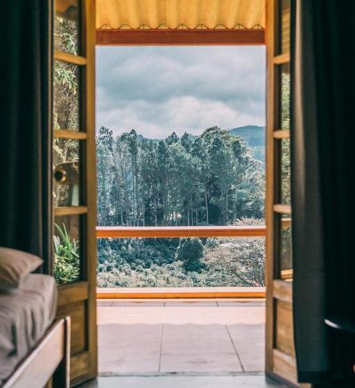 جناح مزوَّد بشرفة, Bambuda Castle