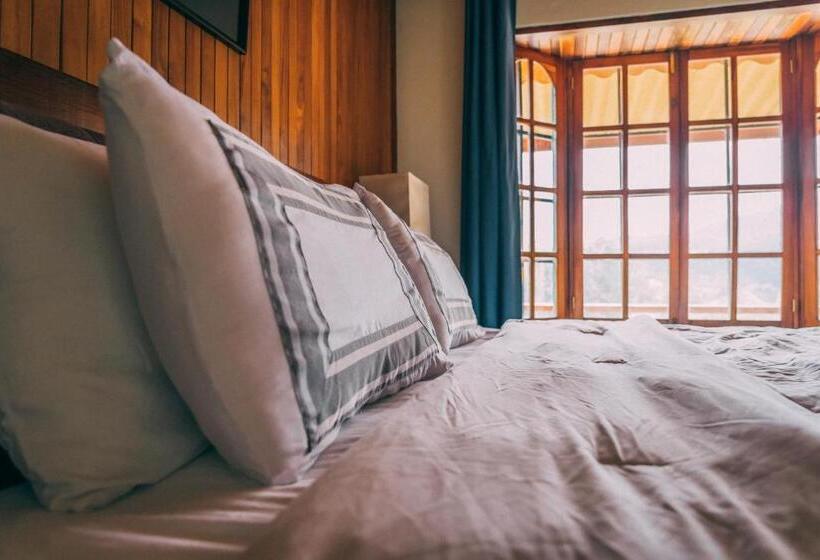 جناح مزوَّد بشرفة, Bambuda Castle