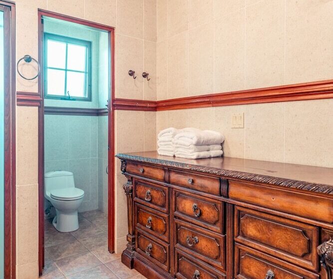 Кровать в Общей Комнате, Bambuda Castle