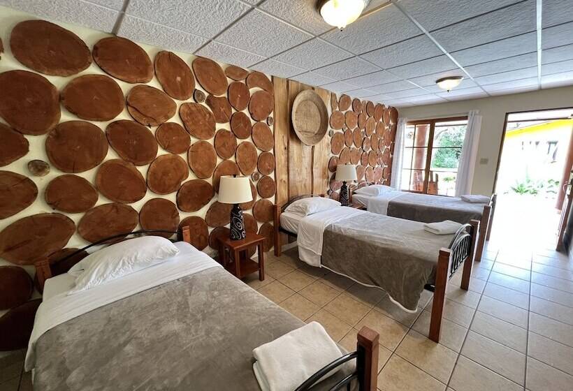 غرفة قياسية ثلاثية, Bambuda Castle