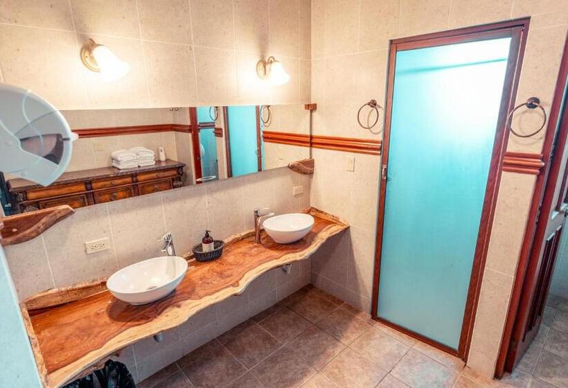 سرير فى غرفة مشتركه, Bambuda Castle