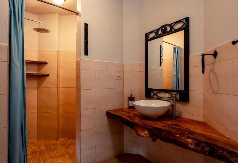 غرفة قياسية, Bambuda Castle