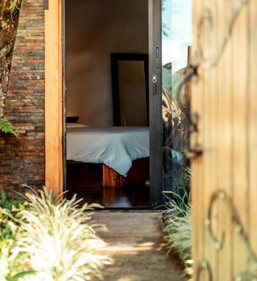 Бунгало Стандарт, Bambuda Castle