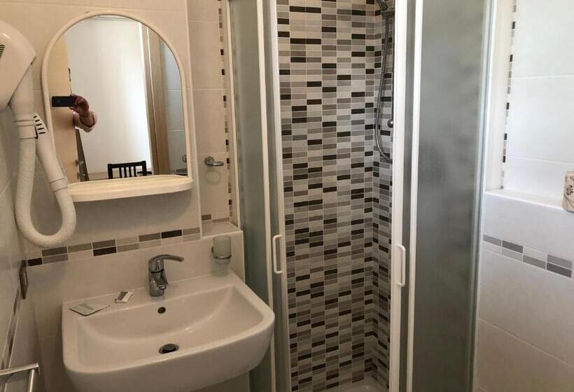 اتاق استاندارد یک نفره, Beach Hotel Clerice