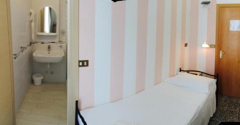 اتاق استاندارد یک نفره, Beach Hotel Clerice