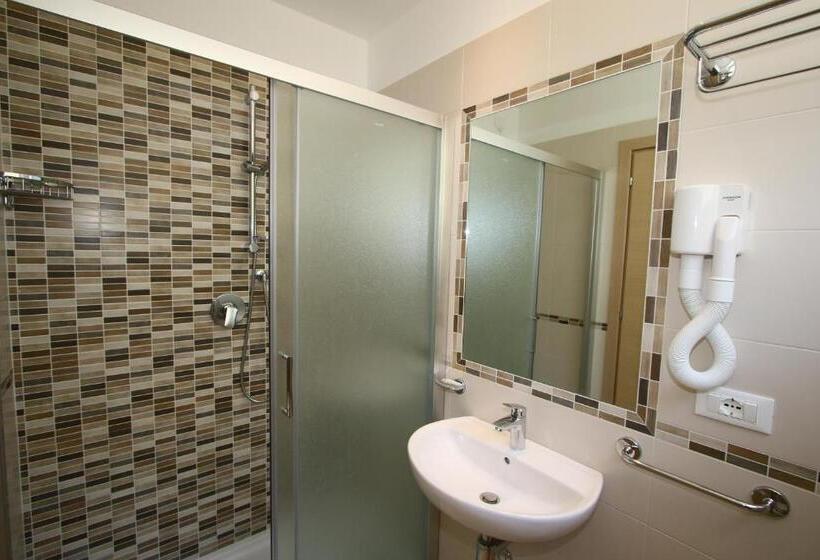 اتاق استاندارد سه نفره, Beach Hotel Clerice