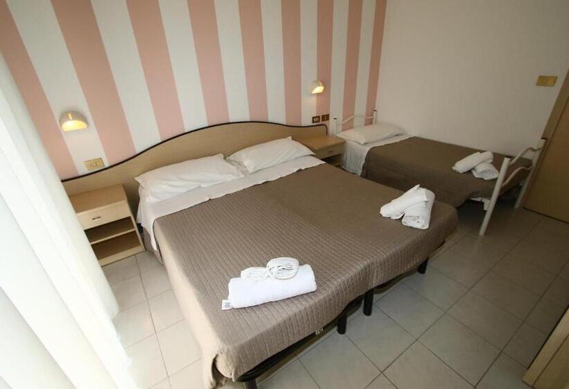 اتاق استاندارد سه نفره, Beach Hotel Clerice