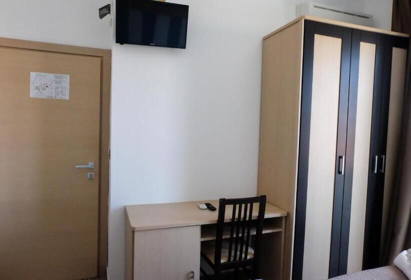 اتاق استاندارد چهارنفره با بالکن, Beach Hotel Clerice