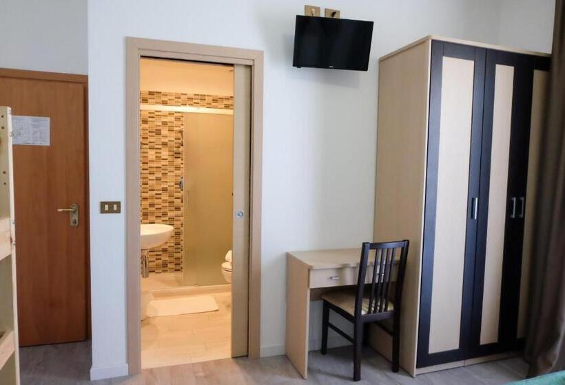 اتاق استاندارد چهارنفره با بالکن, Beach Hotel Clerice