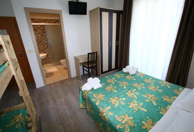 اتاق استاندارد چهارنفره با بالکن, Beach Hotel Clerice