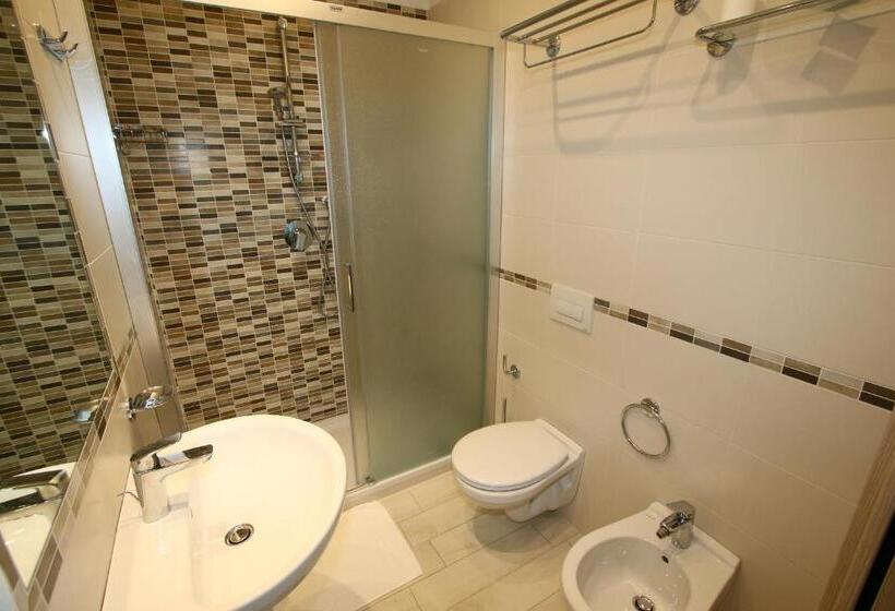 اتاق استاندارد چهارنفره با بالکن, Beach Hotel Clerice