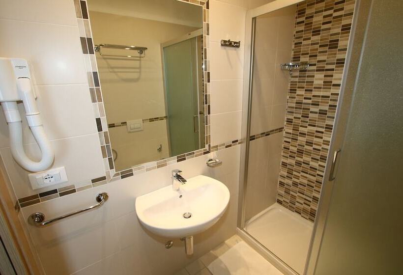 اتاق استاندارد سه نفره, Beach Hotel Clerice