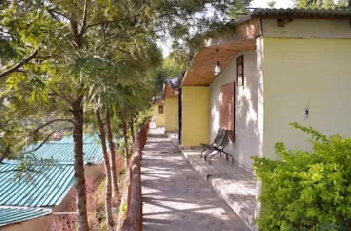 バルコニー付きデラックスルーム, Astraal Resorts And Spa