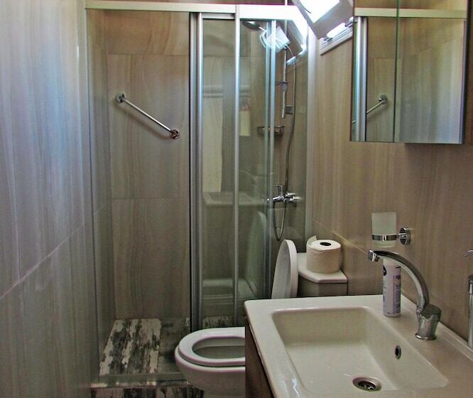 חדר משפחתי, Sun Rays