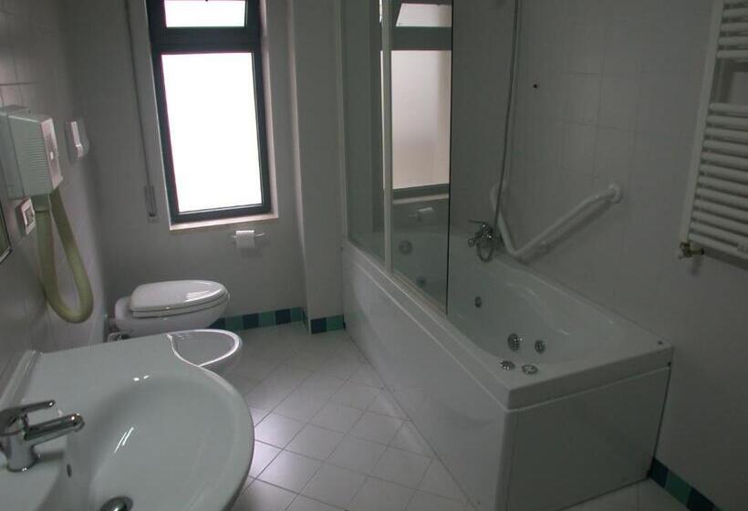 חדר קלאסי לשלושה, La Pergola