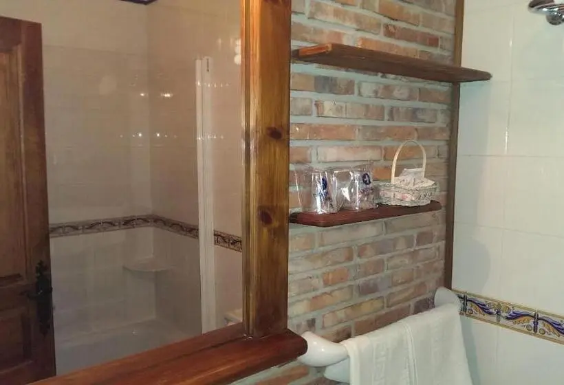 バスタブ付きスタンダードルーム, Habitaciones Y Estudios  Hotel Posada De Cantabria   Terraza Panorámica  Gintonic Bar